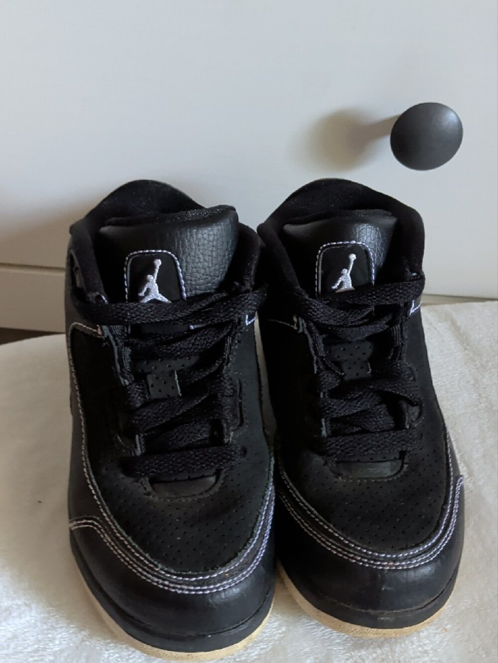 Jordan Kids Black Sneakers Trimmed In White - Picture 5 of 10